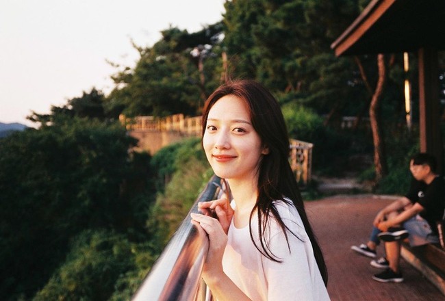 Menurut sejumlah laporan, Pyo Ye Jin bahkan merupakan pramugari termuda dan bekerja di sebuah maskapai terkenal. Baru-baru ini, sejumlah fotonya saat sedang menjalani profesi lama pun jadi viral. Foto: Instagram @yjiinp