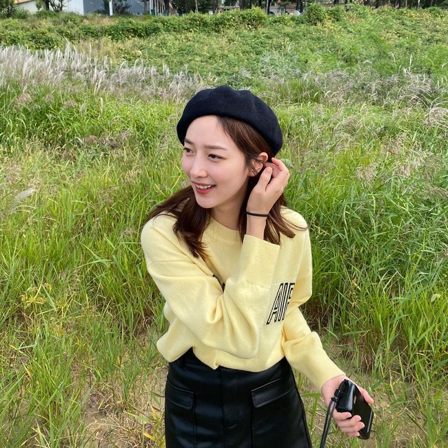 Sebelumnya Pyo Ye Jin pernah bercerita soal pengalaman bekerja jadi pramugari. Ketika itu, wanita kelahiran 3 Februari tersebut mengungkap jawaban unik yang membuatnya lolos wawancara. Ketika mereka bertanya padaku apa kelebihanku, aku menjawab setiap kali aku pergi kencan buta, aku selalu mendapat tawaran kencan kedua. Aku orang yang menyenangkan (suka bergaul), katanya dilansir Koreaboo. Foto: Instagram @yjiinp