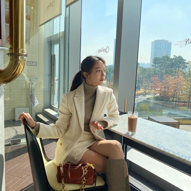 Ada yang menyebutkan Pyo Ye Jin bekerja sebagai pramugari Korean Air selama enam tahun tapi laporan lain ia hanya menjalaninya selama dua tahun sebelum akhirnya beralih mengejar karier akting. Beberapa tahun setelah resign, wanita tersebut sukses debut di film Miss Granny pada 2014 Foto: Instagram @yjiinp