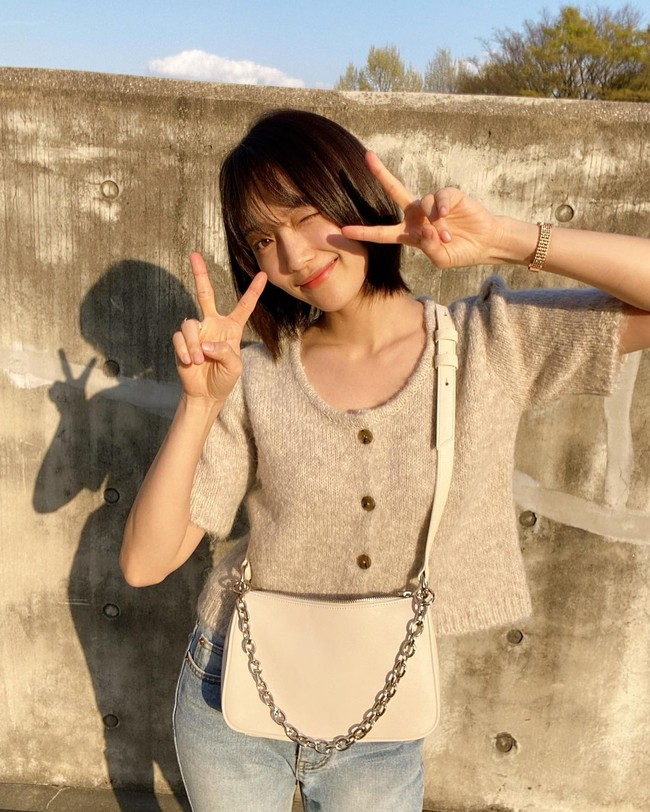 Pyo Ye Jin sendiri diketahui pernah berpacaran dengan sesama aktor  Hyun Woo. Di 2018 mereka mengaku sempat punya hubungan yang sayangnya hanya bertahan selama tiga bulan. Mereka berkencan setelah cinlok di drama Laurel Tree Tailors. Foto: Instagram @yjiinp