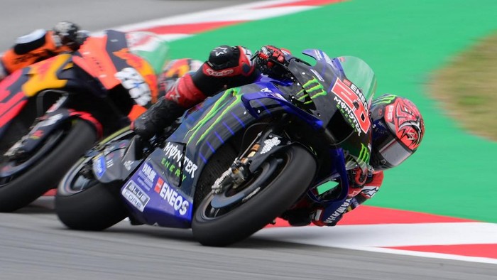 Yamaha French rider Fabio Quartararo competes during the MotoGP race of the Moto Grand Prix de Catalunya at the Circuit de Catalunya on June 6, 2021 in Montmelo on the outskirts of Barcelona. (Photo by LLUIS GENE / AFP)