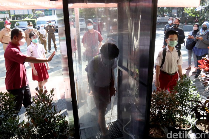 330 sekolah di Kota Bandung menggelar simulasi Pembelajaran Tatap Muka (PTM). Ujicoba ini digelar dan dipantau langsung Pemkot Bandung dari Tanggal 7-18 Juni 2021 mendatang.