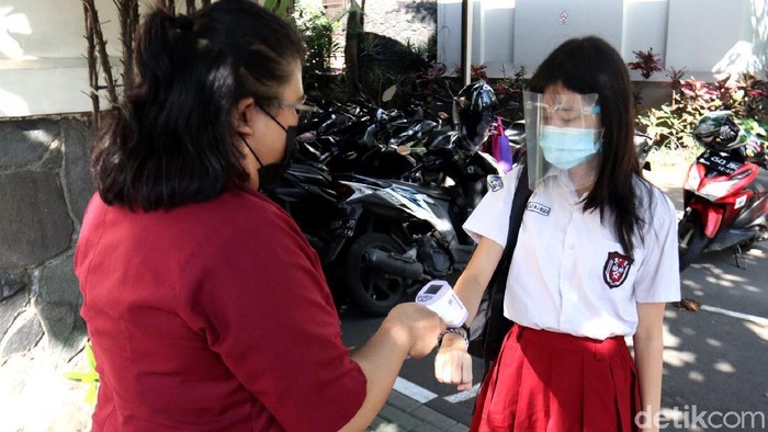 330 sekolah di Kota Bandung menggelar simulasi Pembelajaran Tatap Muka (PTM). Ujicoba ini digelar dan dipantau langsung Pemkot Bandung dari Tanggal 7-18 Juni 2021 mendatang.