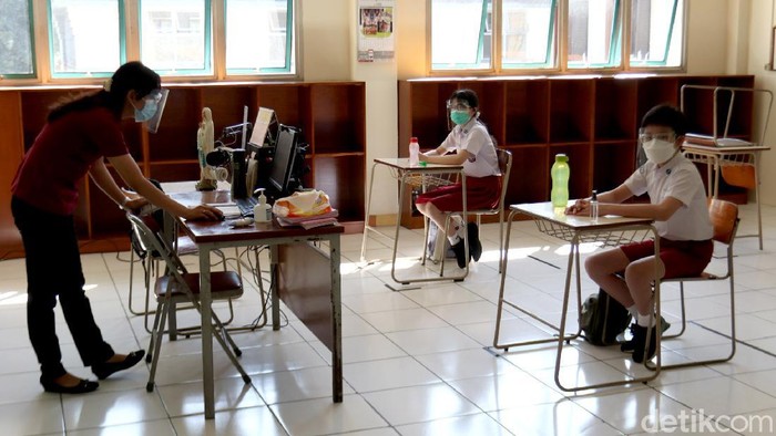 330 sekolah di Kota Bandung menggelar simulasi Pembelajaran Tatap Muka (PTM). Ujicoba ini digelar dan dipantau langsung Pemkot Bandung dari Tanggal 7-18 Juni 2021 mendatang.