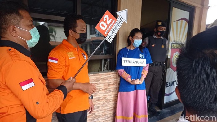 Rekonstruksi kasus takjil sianida di Mapolres Bantul, Senin (7/6/2021)