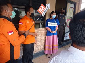 Nani Berurai Air Mata Saat Peragakan Detik-detik Kasus Takjil Sianida
