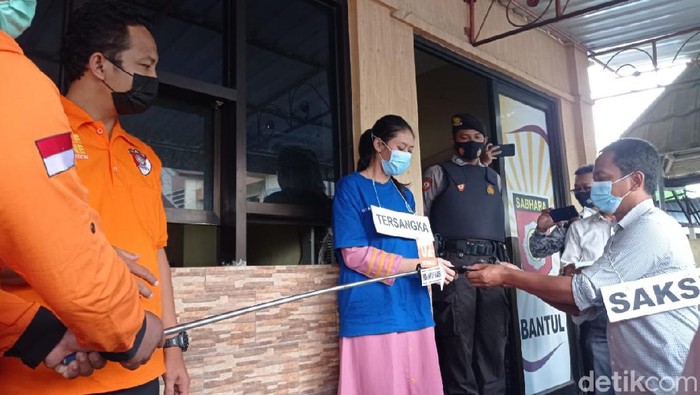 Rekonstruksi kasus takjil sianida di Mapolres Bantul, Senin (7/6/2021)