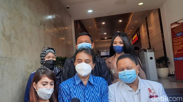 Roy Suryo dan penasihat hukumnya di Polda Metro Jaya (Yogi Ernes/detikcom)