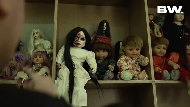 Ditanya Boy soal boneka yang paling menyeramkan, Roy menunjuk sebuah boneka berbaju putih. Boneka tersebut, kata Roy, dirasuki sebuah roh hantu. (Foto: YouTube/Boy William)