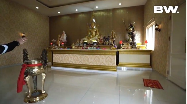 Terlepas dari hal-hal berbau mistis yang memenuhi rumahnya, Roy Kiyoshi memiliki sebuah ruangan khusus untuk sembayang.  (Foto: YouTube/Boy William