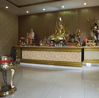 Terlepas dari hal-hal berbau mistis yang memenuhi rumahnya, Roy Kiyoshi memiliki sebuah ruangan khusus untuk sembayang.  (Foto: YouTube/Boy William