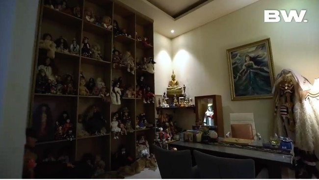 Di ruangan ini, Roy menyimpan semua koleksi boneka-boneka mistisnya. (Foto: YouTube/Boy William)