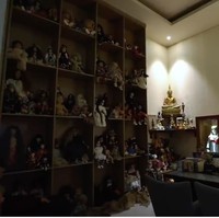 Di ruangan ini, Roy menyimpan semua koleksi boneka-boneka mistisnya. (Foto: YouTube/Boy William)