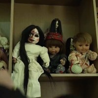 Ditanya Boy soal boneka yang paling menyeramkan, Roy menunjuk sebuah boneka berbaju putih. Boneka tersebut, kata Roy, dirasuki sebuah roh hantu. (Foto: YouTube/Boy William)
