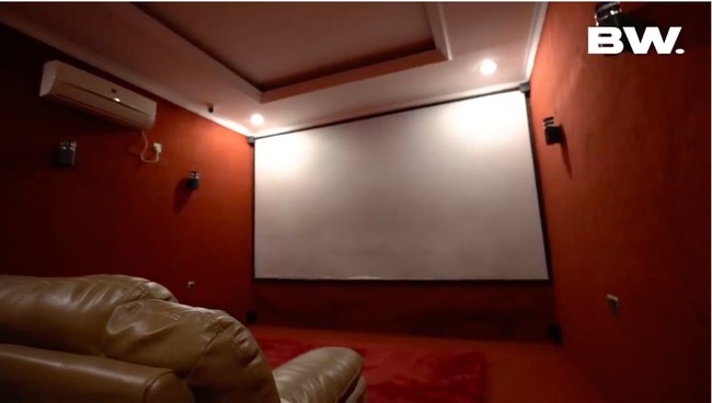 Rumah Roy juga memiliki sebuah bioskop pribai dengan interior ruangan bernuansa merah.(Foto: YouTube/Boy William)