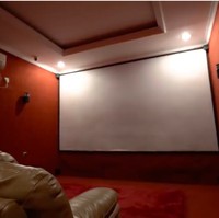 Rumah Roy juga memiliki sebuah bioskop pribai dengan interior ruangan bernuansa merah.(Foto: YouTube/Boy William)