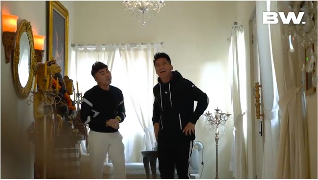 Inilah suasana di dalam rumah Roy Kiyoshi ketika Boy William mengunjunginya untuk episode terbaru Di Balik Pintu di channel YouTube-nya. (Foto: YouTube/Boy William)