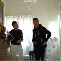 Inilah suasana di dalam rumah Roy Kiyoshi ketika Boy William mengunjunginya untuk episode terbaru Di Balik Pintu di channel YouTube-nya. (Foto: YouTube/Boy William)