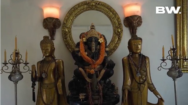 Sebagai seorang indigo, Roy Kiyoshi menaruh ketertarikan pada hal-hal berbau spiritual dan magis. Hampir di setiap sudut rumahnya dihiasi benda-benda tersebut. (Foto: YouTube/Boy William)