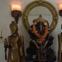 Sebagai seorang indigo, Roy Kiyoshi menaruh ketertarikan pada hal-hal berbau spiritual dan magis. Hampir di setiap sudut rumahnya dihiasi benda-benda tersebut. (Foto: YouTube/Boy William)