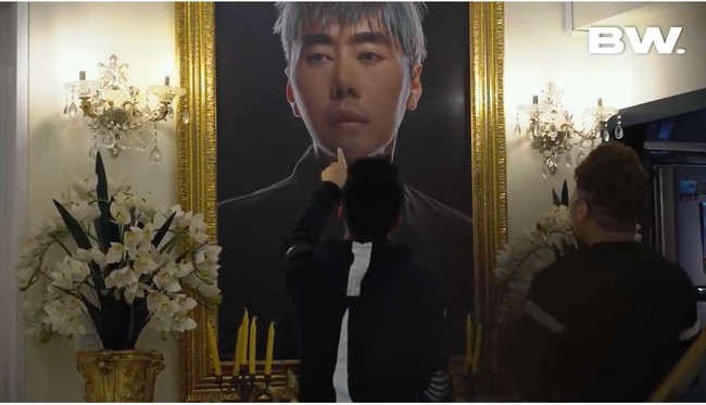 Roy Kiyoshi memajang sebuah lukisan besar dirinya di salah satu dinding. Boy berseloroh, lukisan tersebut mirip seperti yang biasa dipajang di rumah duka. (Foto: YouTube/Boy William)