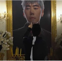 Roy Kiyoshi memajang sebuah lukisan besar dirinya di salah satu dinding. Boy berseloroh, lukisan tersebut mirip seperti yang biasa dipajang di rumah duka. (Foto: YouTube/Boy William)