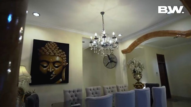 Area ruang makan formal hadir dengan desain klasik kontemporer yang elegan. (Foto: YouTube/Boy William)