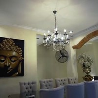 Area ruang makan formal hadir dengan desain klasik kontemporer yang elegan. (Foto: YouTube/Boy William)