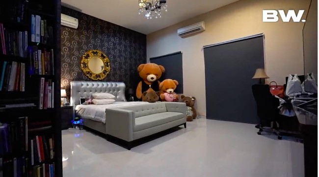 Inilah kamar utama Roy Kiyoshi. Di kamar tersebut, Roy ditangkap polisi atas kasus penyalahgunaan obat-obatan. Gua trauma dengan kamar ini, katanya. Oleh karena itu, ia merombak kamarnya agar tak mengingatkan dia pada masa-masa suram tersebut. (Foto: YouTube/Boy William)