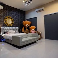 Inilah kamar utama Roy Kiyoshi. Di kamar tersebut, Roy ditangkap polisi atas kasus penyalahgunaan obat-obatan. Gua trauma dengan kamar ini, katanya. Oleh karena itu, ia merombak kamarnya agar tak mengingatkan dia pada masa-masa suram tersebut. (Foto: YouTube/Boy William)