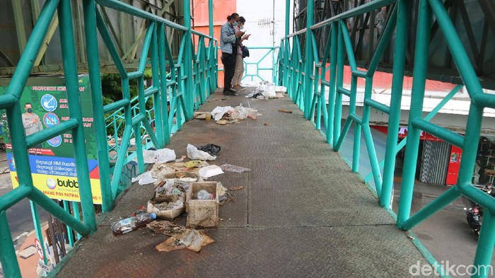 Sampah medis dan sampah plastik berceceran di JPO Simpang Tujuh Kudus, Senin (7/6/2021)