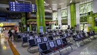 Wajah kereta api Indonesia memang jauh berbeda dengan dulu. Dulu, stasiun kereta sangat kumuh kini stasiun dibuat steril dan menggunakan gate elektronik. Pradita Utama/detikcom.