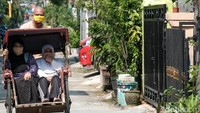 Akses keluar masuk warga dilakukan pembatasan.  