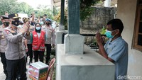 Wakapolda Metro Jaya Brigjen Hendro Pandowo juga pada hari ini meninjau lokasi lockdown mikro. Dia mewakili Kapolda Metro Jaya Irjen Fadil Imran memberikan bantuan sembako.  