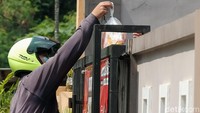 Warga yang positif COVID-19 ada yang melakukan isolasi mandiri, isolasi di hotel, dan dirawat di rumah sakit.  
