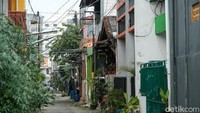 Saat ini, jalanan di sekitar perumahan terpantau sepi dari aktivitas warga. Hanya sesekali warga yang keluar.  