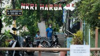 Begini suasana RT di RW 06 Kelapa Dua, Kabupaten Tangerang, Banten, yang tengah diberlakukan lockdown mikro usai ditemukannya klaster COVID-19, Senin (7/6/2021).  