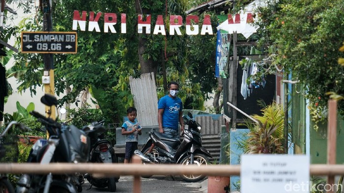 Sepi Sunyi 4 RT di Kelapa Dua Tangerang Kala Dilockdown Sebanyak 4 RT di Kecamatan Kelapa Dua, Tangerang, dilockdown karena adanya lonjakan kasus COVID-19. Jalanan di sekitar perumahan terpantau sepi dari aktivitas warga.