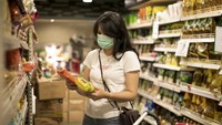 Seorang pengunjung berbelanja di sebuah supermarket dengan tetap menggunakan masker. Sebagai informasi, Angka positivity rate nasional per Senin (13/9/2021) terus menunjukkan perbaikan dan turun drastis dari puncaknya di bulan Juli. Kini kondisi itu pun berada di angka 2 persen. Getty Images/rudi_suardi