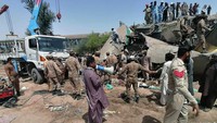 Tentara dan sukarelawan membantu evakuasi korban di lokasi tabrakan kereta api di distrik Ghotki di Pakistan selatan, Senin (7/6/2021) waktu setempat. Inter Services Public Relations vis AP  