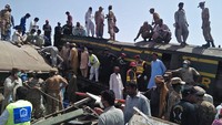 Kecelakaan berawal ketika kereta Millat Express yang berjalan dari Karachi menuju Sargodha, tergelincir. Kereta itu kemudian ditabrak oleh Sir Syed Express yang melaju dari arah berlawanan. AP Photo/Waleed Saddique  