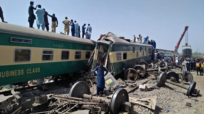 Tabrakan Maut Dua Kereta di Pakistan Renggut Puluhan Nyawa Soldiers and volunteers work at the site of a train collision in Ghotki district in southern Pakistan, Monday, June 7, 2021. Two express trains collided in southern Pakistan early Monday, killing dozens of passengers, authorities said, as rescuers and villagers worked to pull injured people and more bodies from the wreckage. (AP Photo/Waleed Saddique)