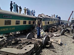 Korban Tewas Tabrakan Kereta di Pakistan Bertambah Jadi 63 Orang