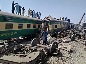 Korban Tewas Tabrakan Kereta di Pakistan Bertambah Jadi 63 Orang