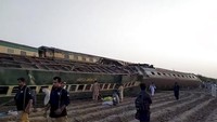 Jumlah korban diperkirakan terus meningkat lantaran masih ada puluhan orang lainnya yang terjebak dari gerbong kereta yang hancur. Inter Services Public Relations vis AP  