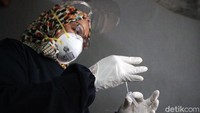 Tes swab antigen dilakukan kepada warga di RT 7 dan 3 RW 5, Jurangmangu Timur, Pondok Aren, Kota Tangsel, Banten.