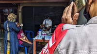 Tes swab antigen mendapat penjagaan dari aparat kepolisian.