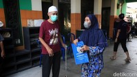  Warga terus berdatangan untuk mengikuti tes swab antigen yang dilakukan oleh Puskesmas Jurangmangu.