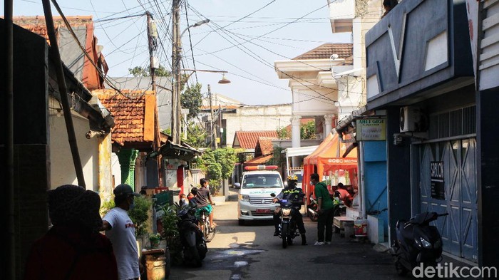 Tenaga kesehatan dari Puskesmas Jurangmangu melakukan tes swab antigen kepada warga di RT RT 7 dan 3 RW 5, Jurangmangu Timur, Pondok Aren, Kota Tangsel, Banten, Senin (7/6/2021). Tes tersebut setelah 7 anggota keluarga di RT tersebut terindikasi positif virus Corona Covid-19, pada pekan lalu. Upaya ini sebagai upaya tracing atau pelacakan untuk menekan penyebaran virus.
