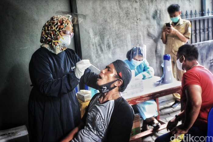 Tenaga kesehatan dari Puskesmas Jurangmangu melakukan tes swab antigen kepada warga di RT RT 7 dan 3 RW 5, Jurangmangu Timur, Pondok Aren, Kota Tangsel, Banten, Senin (7/6/2021). Tes tersebut setelah 7 anggota keluarga di RT tersebut terindikasi positif virus Corona Covid-19, pada pekan lalu. Upaya ini sebagai upaya tracing atau pelacakan untuk menekan penyebaran virus.